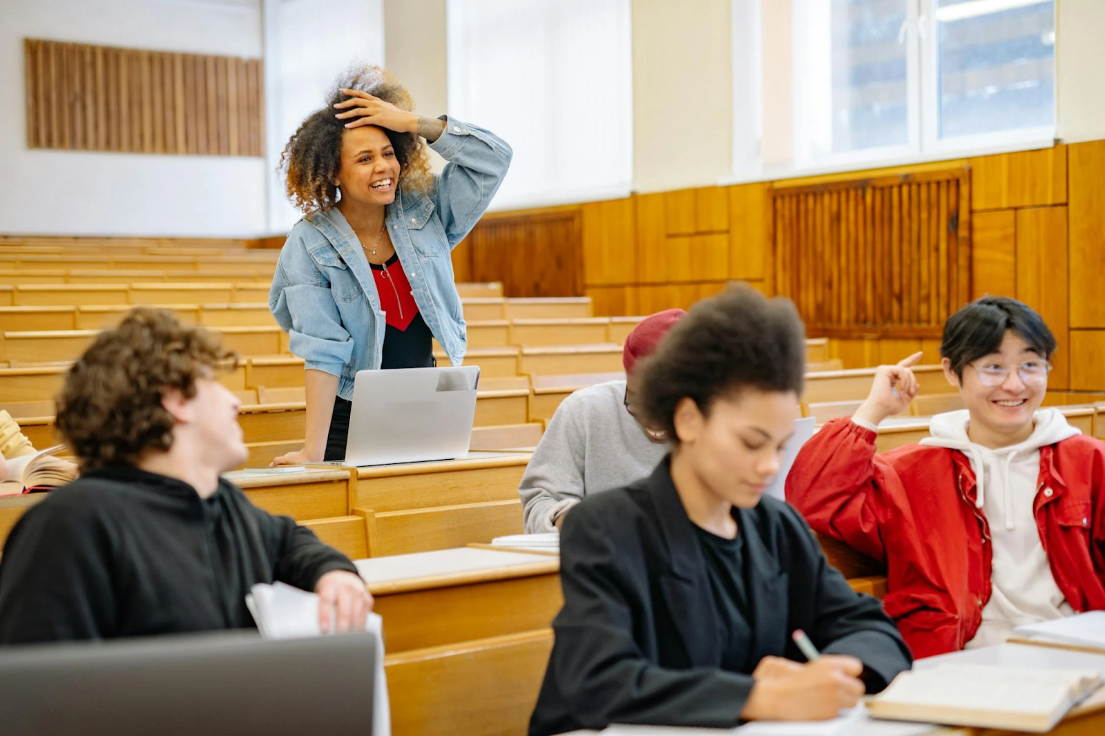 University students engaging in a real-time project simulation as part of an immersive learning experience.
